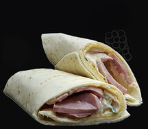 Тортилья с овощами, сыром и куриным рулетом