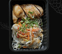 Удон с овощами, филе куриной грудки, соусом терияки и кунжутом