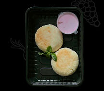 Сырники с черничной сметаной