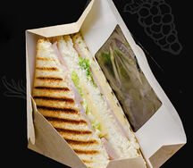 Сэндвич с куриным рулетом и сыром гауда