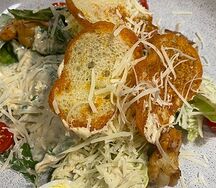 Салат Цезарь с тигровыми креветками