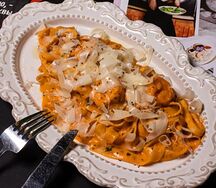 Феттуччине с морепродуктами, айваром и пармезаном