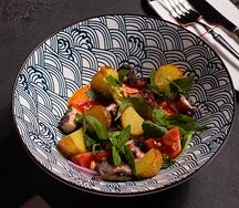 Салат с осьминогом и картошкой