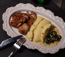 Лимонный цыплёнок с пюре и шпинатом