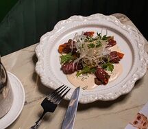 Татаки из говядины с кунжутным соусом