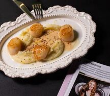 Гребешки с пюре из цветной капусты и икорным соусом