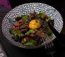 Говядина, печеные перцы, ореховый соус