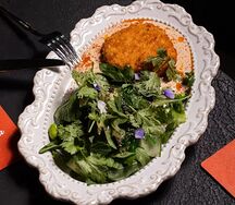 Шримпкейк с зелёным салатом