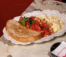 Скрэмбл с креветками и томатным салатом