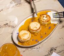 Сырники с манго и лаймовым йогуртом