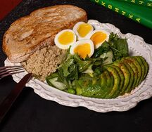 Гуд морнинг боул с мягкосваренными яйцами, авокадо и киноа