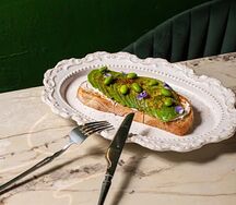 Авокадо-тост с козьим сыром