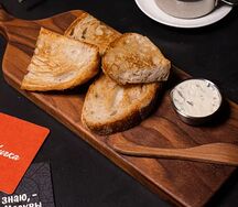 Хлеб на закваске с воздушным маслом и водорослями