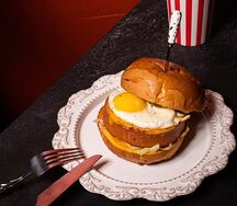 Утренний бургер с докторской колбасой и глазуньей