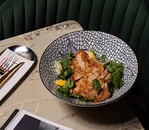 Имбирный цыплёнок с манго и брокколи