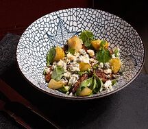 Салат с уткой, голубым сыром и грушей