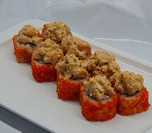 Фирменный ролл с острой салатной креветкой