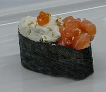 Фирменные суши с лососем