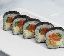 Ролл Калифорния с лососем, острым крабом и сливочным сыром