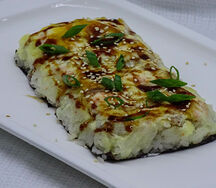 Японская пицца с лососем и окунем