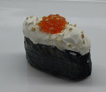 Фирменные суши с филадельфией и красной икрой