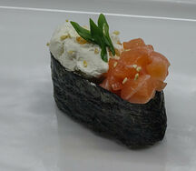 Фирменные суши с копченым лососем