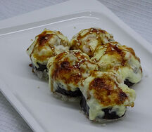 Запеченный ролл с салатной креветкой и сыром