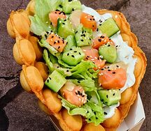 Баблс-вафля с копченым лососем и творожным сыром