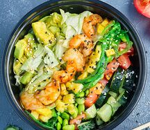 Боул с жареными креветками, личи и соусом чили-ананас