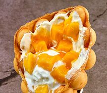 Баблс-вафля с манго и сливочным кремом