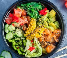 Боул с лососем, авокадо и соусом понзу