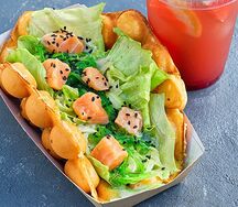 Баблс-вафля с маринованным лососем и апельсином