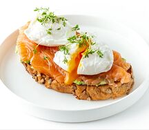 Авокадо-тост с лососем и яйцом пашот