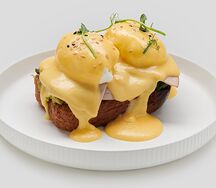 Яйцо Бенедикт с соусом голландез и мортаделлой