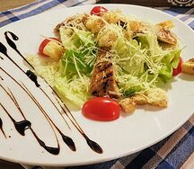 Салат Цезарь с курицей