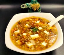 Горячий и кислый индокитайский суп