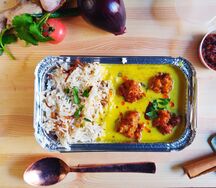 Кади Чавал: овощные оладьи в соусе из йогурта и нутовой муки с рисом