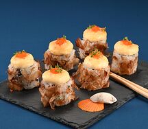 Запечённый ролл с тунцом под чесночным соусом