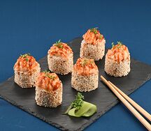 Запечённый ролл с лососем под соусом спайси