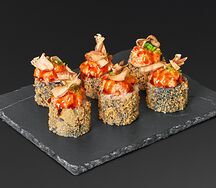 Жареный ролл с тартаром из лосося