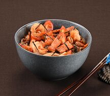 Соба сливочная с креветками и лососем