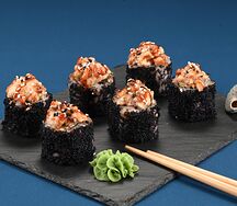 Запечённый ролл с угрём под чесночным соусом