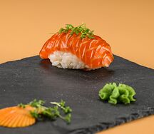 Суши лосось