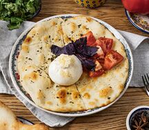 Буррата с томатами