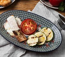 Стейк из лосося с печёными овощами 