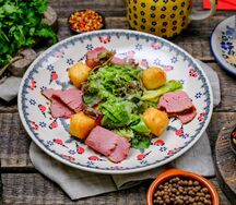 Салат c пастрами и жареным сыром