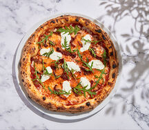 Пицца с вялеными томатами и страчателлой