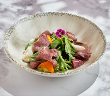 Салат с пастрами из говядины, запеченной тыквой и пряной грушей