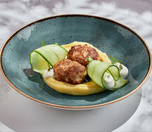 Куриные котлеты с картофельным пюре и сырным фондю