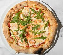 Пицца с креветками и рукколой